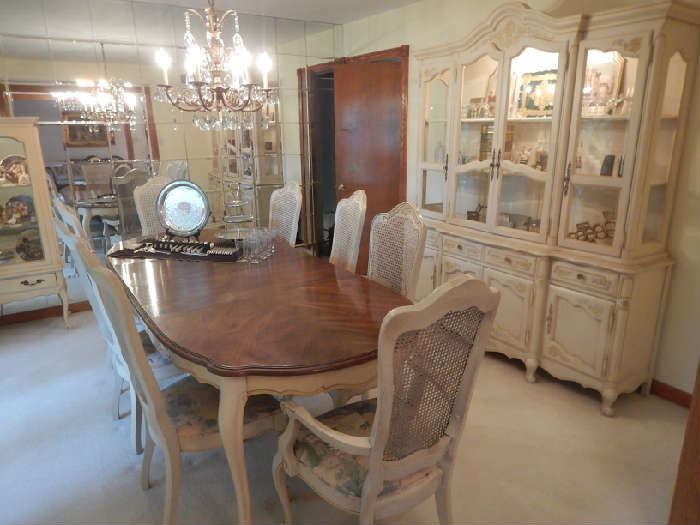 PAINTED ITALIAN DINING SUITE