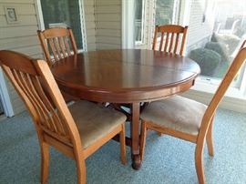 roundtable w/leaf & 4 chairs