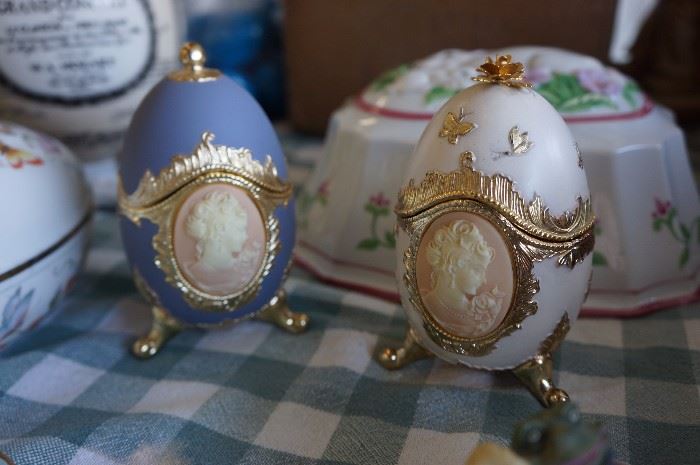 Vintage Japan jewelry eggs
