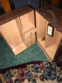 FRANKLIN MINT TITANIC DOLL WITH TRUNK AND LOTS OF BNIB OUTFITS/ DRESSES