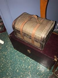 FRANKLIN MINT TITANIC DOLL WITH TRUNK AND LOTS OF BNIB OUTFITS/ DRESSES