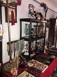 TONS OF COSTUME JEWELRY
CRYSTAL AND RHINESTONE COSTUME JEWELRY