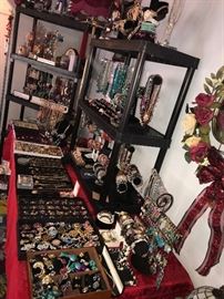 TONS OF COSTUME JEWELRY
CRYSTAL AND RHINESTONE COSTUME JEWELRY