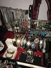 TONS OF COSTUME JEWELRY
CRYSTAL AND RHINESTONE COSTUME JEWELRY