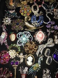 CRYSTAL AND RHINESTONE COSTUME JEWELRY