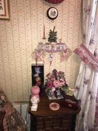 WOODEN TABLE WITH DECORATION