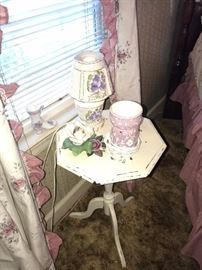 WHITE SIDE TABLE WITH CANDLE