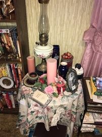 SMALL WOODEN SIDE TABLE WITH CANDLES AND LAMPS