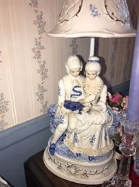 VINTAGE PORCELAIN BLUE AND WHITE LAMP