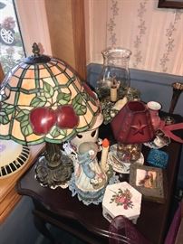 WOODEN SIDE TABLE WITH APPLE STAINED GLASS LAMP