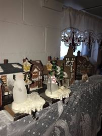 LOTS OF CHRISTMAS VILLAGE HOUSES