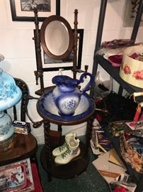 ANTIQUE WOODEN WASHSTAND WITH BOWL AND PITCHER