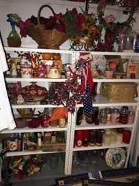 HOLIDAY DECORATIONS / CANDLES