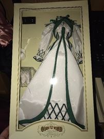 FRANKLIN MINT GONE WITH THE WIND DOLL COLLECTION AND CLOTHING/DRESSES/OUTFITS