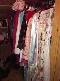 WOMENS NIGHTGOWNS AND BATHROBES