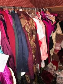 TONS WOMENS CLOTHING-SIZE MEDIUM TO LARGE