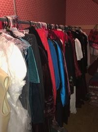 TONS WOMENS CLOTHING-SIZE MEDIUM TO LARGE