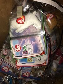 TONS OF BEANIE BABIES AND COLLECTIBLE BEARS