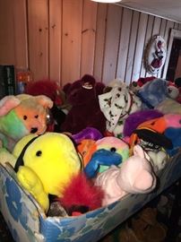 TONS OF BEANIE BABIES AND COLLECTIBLE BEARS