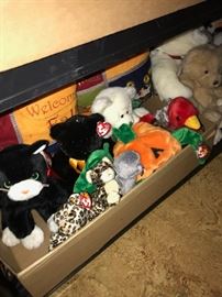 TONS OF BEANIE BABIES AND COLLECTIBLE BEARS