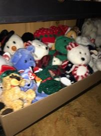 TONS OF BEANIE BABIES AND COLLECTIBLE BEARS