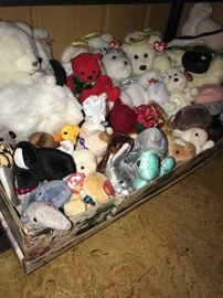 TONS OF BEANIE BABIES AND COLLECTIBLE BEARS