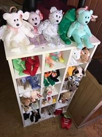 TONS OF BEANIE BABIES AND COLLECTIBLE BEARS