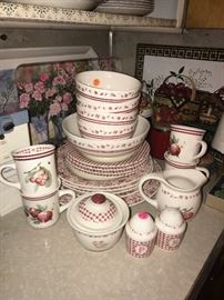 PFALTZGRAFF DELICIOUS CHINA 4 PLACE SETTING