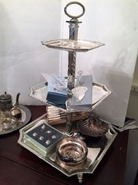 Mixed grouping of silver plate
LOT 4
