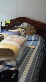 queen bed, blankets/quilts