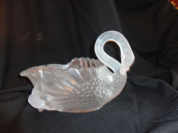 Cambridge frosted glass swan - large.