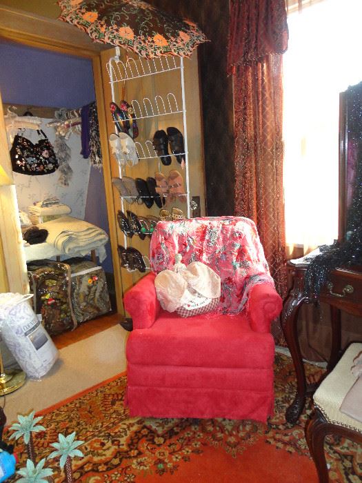 Bedroom armchair - swivel - in red velvet