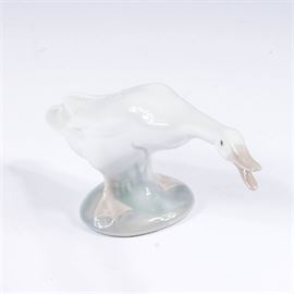 Lladró Goose Figurine: A porcelain hand-painted Lladró figurine, depicting a goose. The goose has a pale, translucent gray painted finish, and the underside is marked “Lladró – Hand Made in Spain – DAISA”.