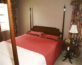 FULL-QUEEN POSTER BED