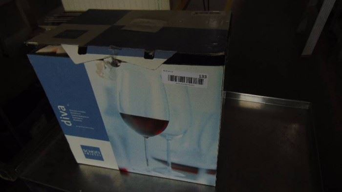 8 Diva wine glasses in box