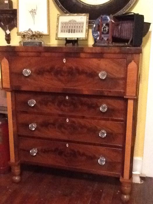 Fine Example of c. 1810 Sheraton Chest with flame Mahogany, Tiger Maple, Ivory Key Escheons, Original Glass Knobs