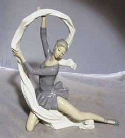 #1393x Llardo Woman figurine