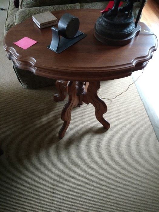 Victorian walnut turtle top lamp table