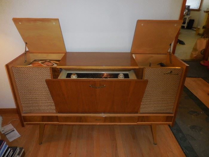 Amazing Mid Century Lowes Fonovox Opta AM FM Stereo /Phonograph/Speakers.. 