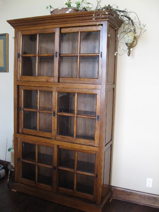 Amish Oak Daytona Display Cabinet with Siding Doors