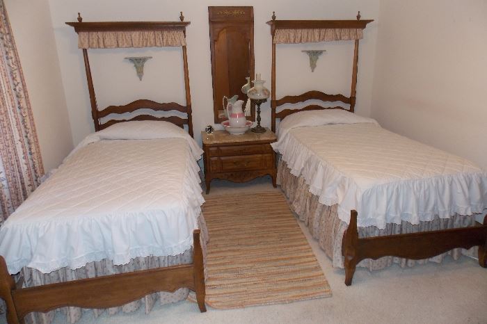 Half Tester (reproductions) twin beds
