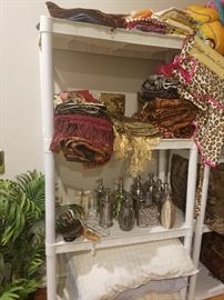 linens, bathroom decor