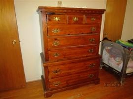 MATCHING CHEST OF DRAWERS TO BED