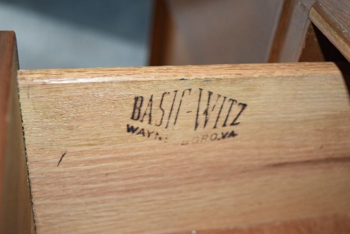Basic-witz Dresser