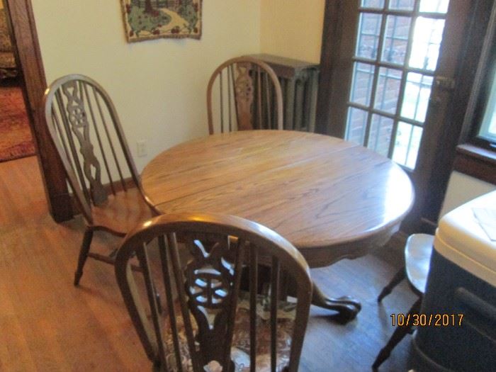 Round oak table & 6 chairs