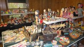 Dolls, Doll furniture and accessories 