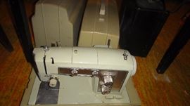 Portable sewing machine 