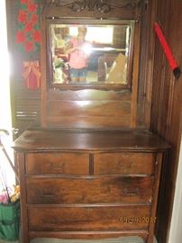 1900-1910 dresser