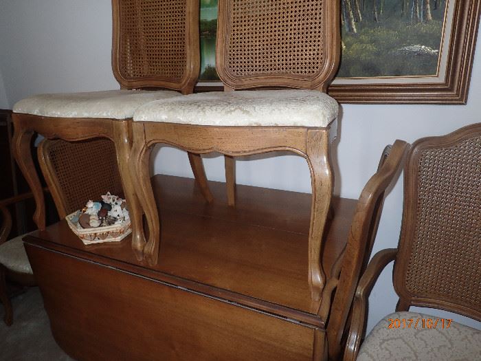 Thomasville table with 3 leaves and 6 chairs