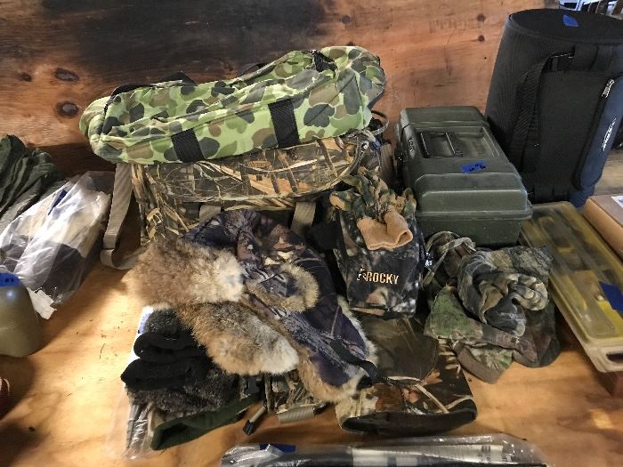 Various hunting accessories 